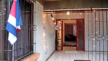 Pintu masuk properti