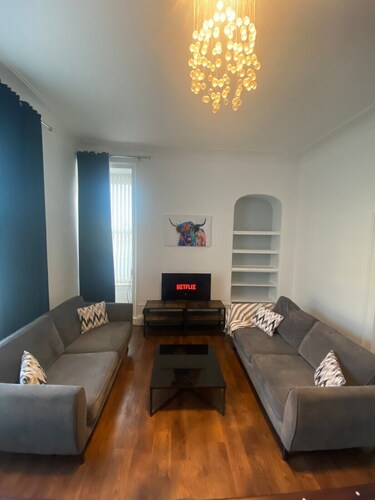 sleeps 5, parking, pool table