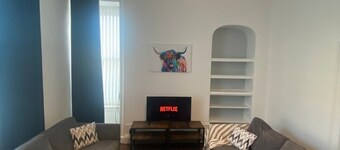 sleeps 5, parking, pool table