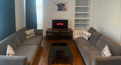 sleeps 5, parking, pool table