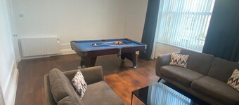 sleeps 5, parking, pool table