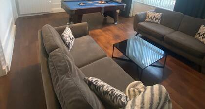 sleeps 5, parking, pool table