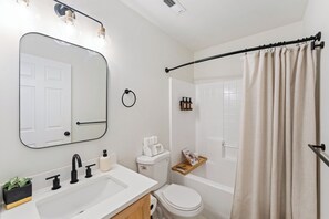Hair dryer, towels, soap, shampoo - 25%Off30DayStays+4Bedrooms+Walkable+Beautiful+BBQ (Tigard)