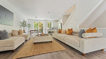 Smart-tv, een open haard en boeken