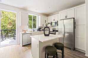 Refrigerador, microondas, horno, placa de cocina