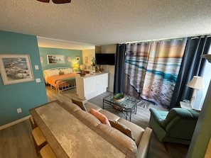 Ein Wohnzimmer mit einer Couch, einem Couchtisch und einem Fernseher.