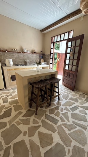 Fridge, microwave, oven, stovetop - Essence Chalets White House - Greek (Brumadinho)