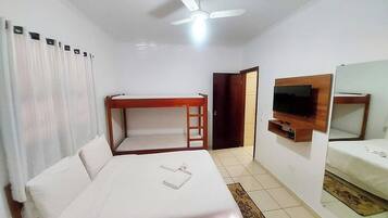 Quarto casal econômico, vista para a piscina | Wi-Fi de cortesia
