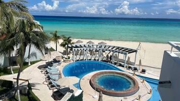 6 albercas al aire libre, sombrillas en la alberca y camastros