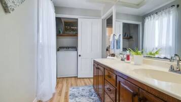 Dusche, HandtĂŒcher, Toilettenpapier