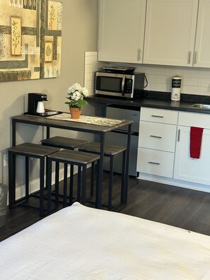 1 habitación, tabla de planchar con plancha, wifi gratis y ropa de cama 