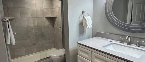 Sèche-cheveux, serviettes fournies, savon, papier toilette