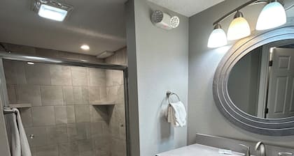 King Studio with Kitchenette Steps to 76 Strip and Fast WiFi