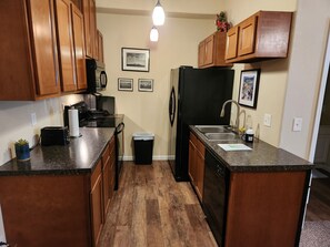 Microwave, oven, stovetop, dishwasher - Charming studio in enchanting Colorado Springs with WiFi, AC (Colorado Springs)