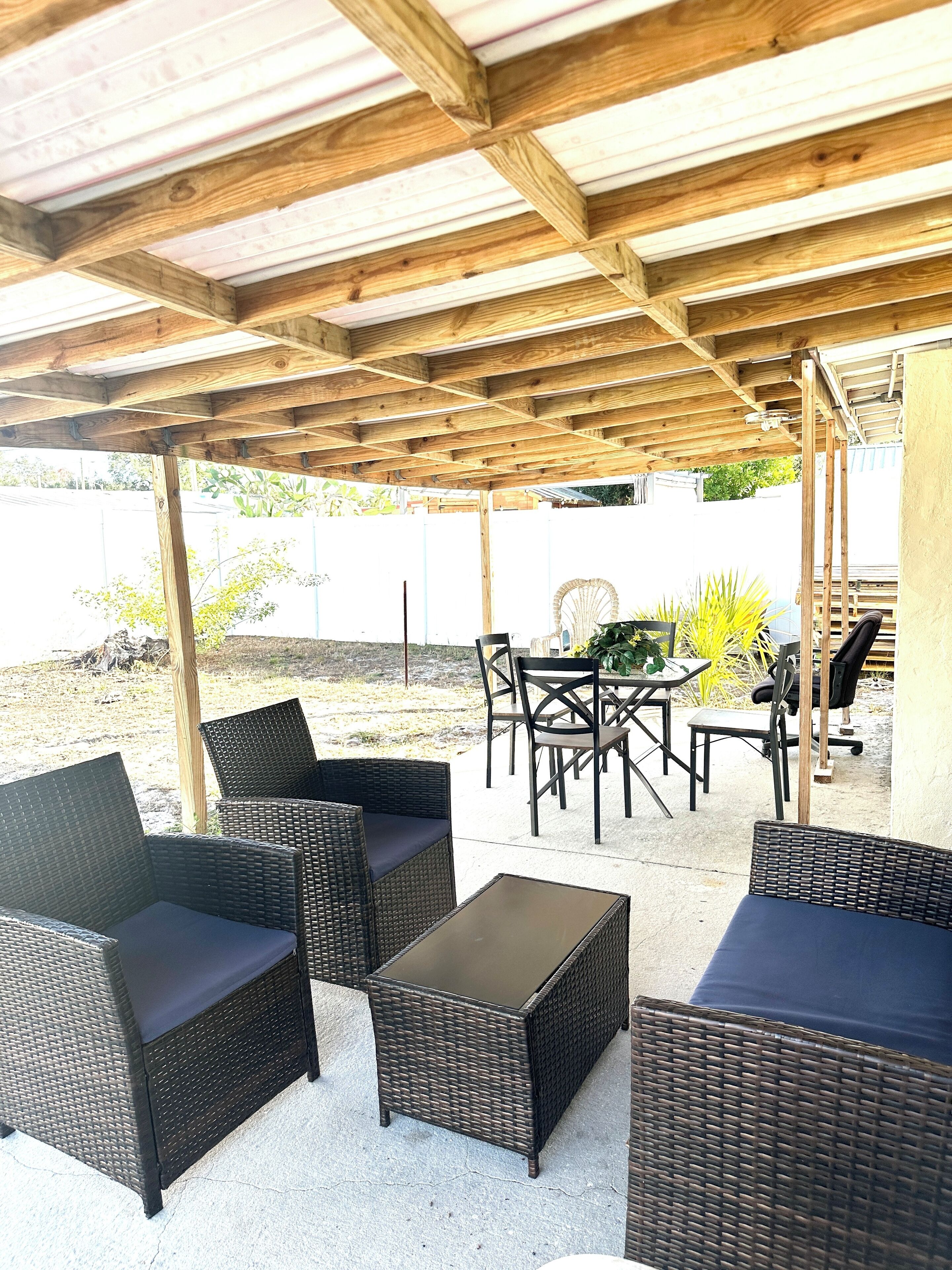 屋外ダイニングエリア