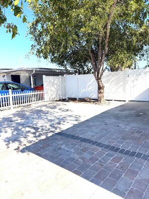 Property grounds - House 3 BEDS -in 2 BR/2Bath FENCED Yard, Near Beaches (St. Petersburg)