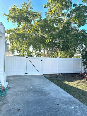 Property grounds - House 3 BEDS -in 2 BR/2Bath FENCED Yard, Near Beaches (St. Petersburg)