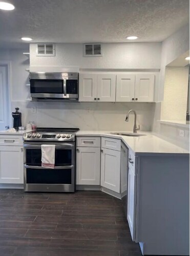 2 Bedroom/2 Bath Single Family Home Near Beaches 