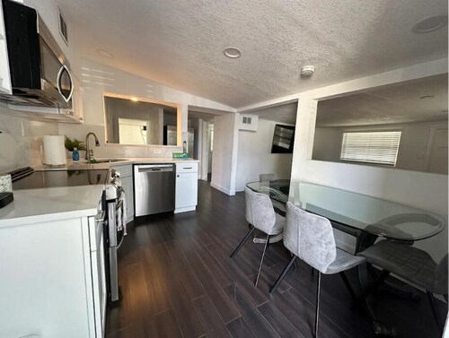 House 3 BEDS -in 2 BR/2Bath FENCED Yard, Near Beaches