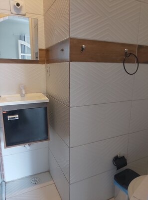 Comfort Double Room, Lanai, Beach View | Bathroom | Shower, towels, soap, toilet paper - Pousada Canto da Zoe (Guarujá)