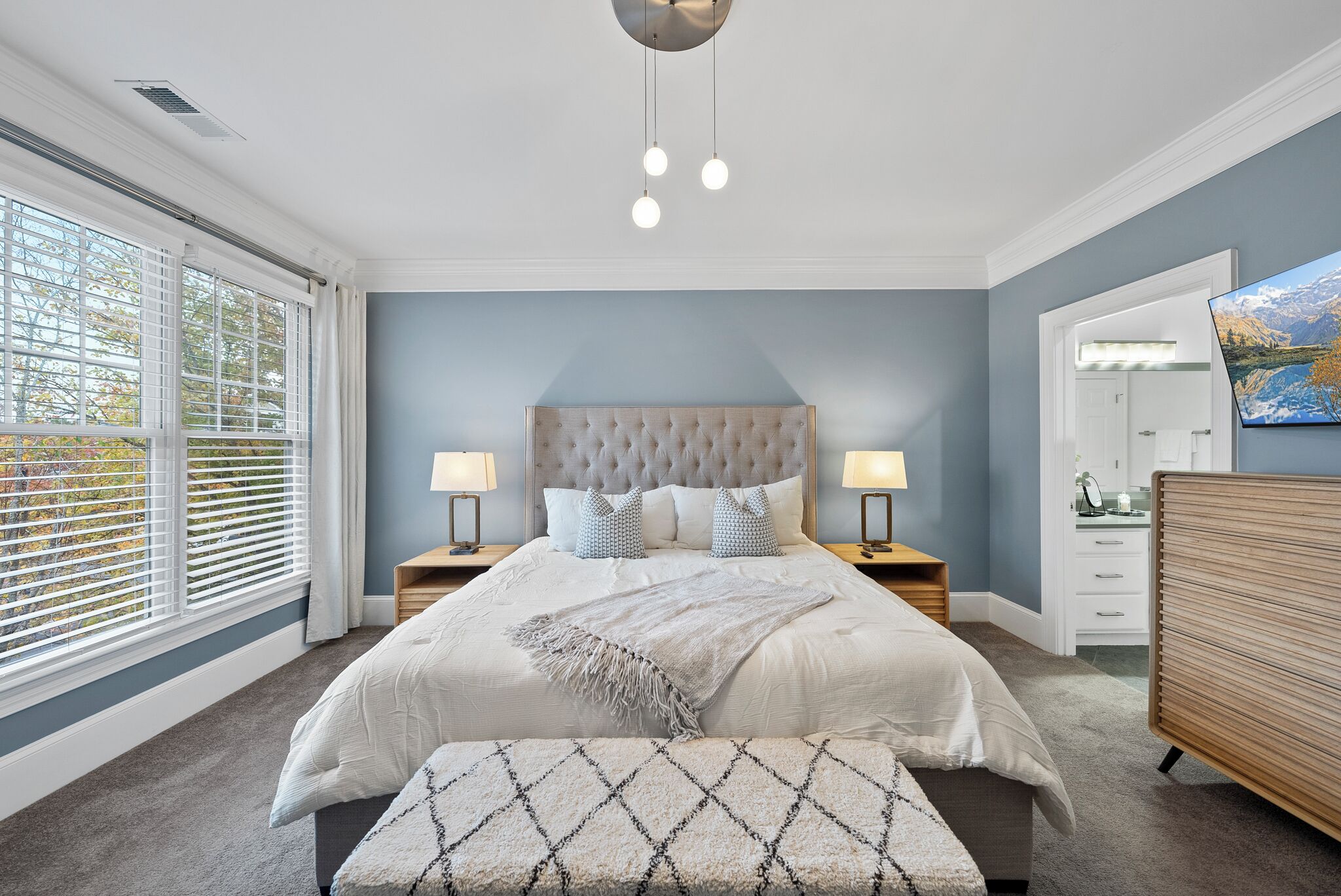 3 bedrooms, desk, iron/ironing board, travel crib