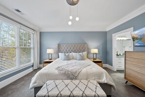 3 slaapkamers, een bureau, een strijkplank/strijkijzer, reisbedje