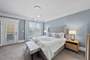 3 bedrooms, desk, iron/ironing board, travel cot - Beautifully Updated Penthouse Condo in West Cary (Cary)