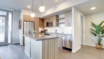 Apartment, City View | Private kitchen | Coffee/tea maker, toaster, blender, paper towels