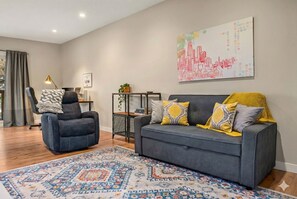 TV connectée, livres, écrans d'ordinateur