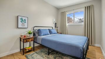 2 chambres, bureau, fer et planche à repasser, lit parapluie