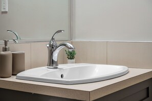 Sèche-cheveux, serviettes fournies, savon, shampoing