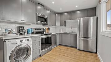 Réfrigérateur, micro-ondes, four, plaque de cuisson