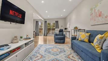 TV connectée, livres, écrans d'ordinateur