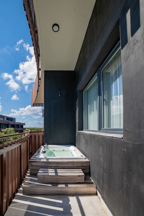 Outdoor spa tub