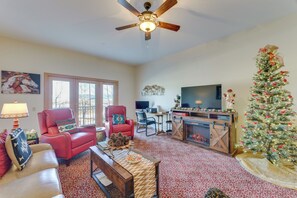 TV, fireplace, books - 1 Mi to Skiing: Mtn-View Condo in Angel Fire! (Angel Fire)
