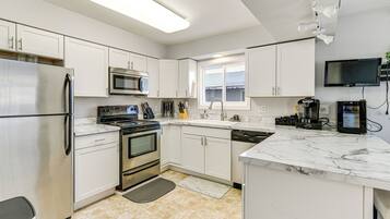 Fridge, microwave, stovetop, dishwasher