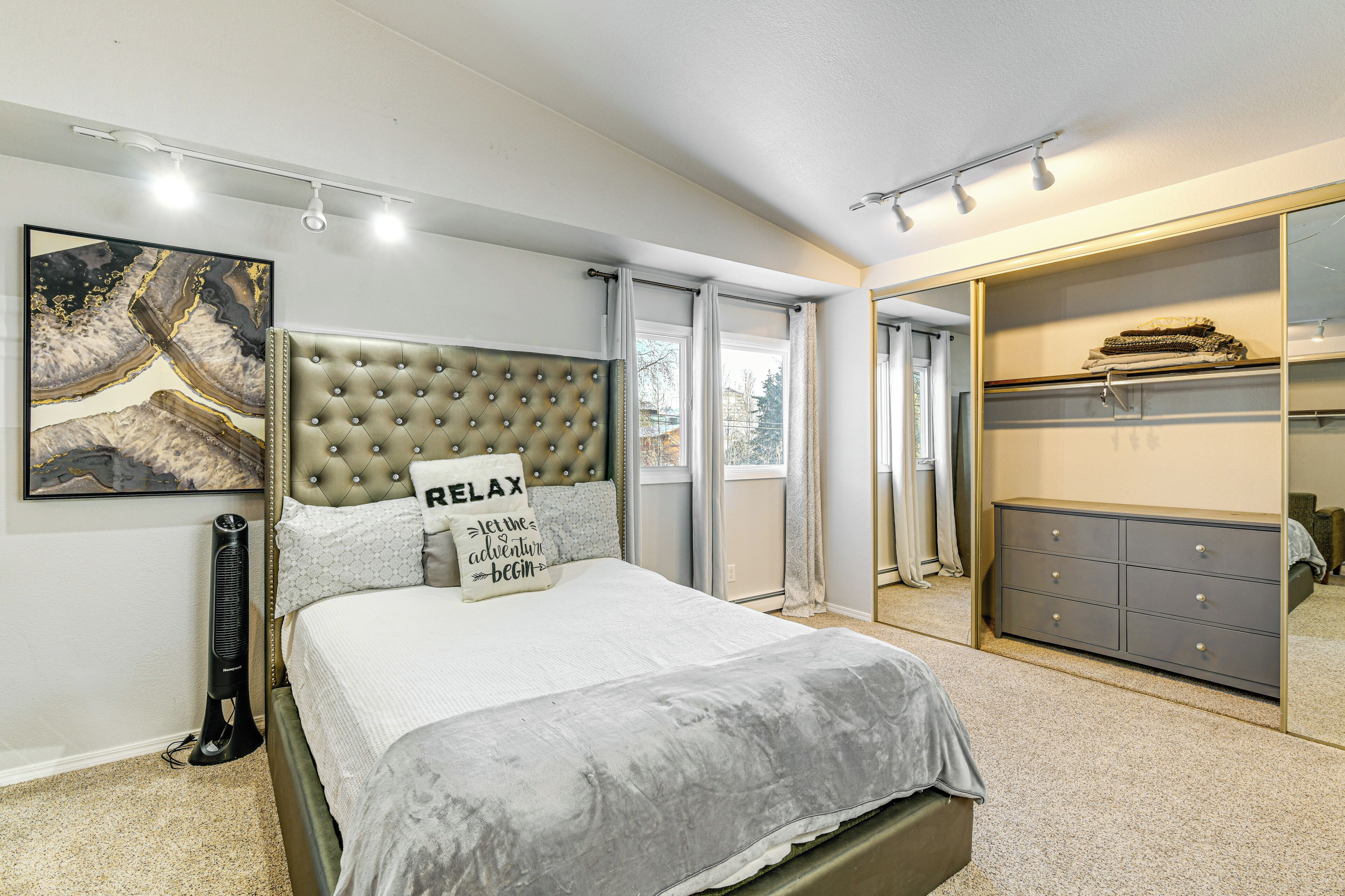 2 bedrooms, desk, iron/ironing board, bed sheets