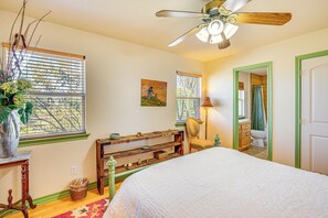 5 bedrooms, desk, Internet, bed sheets