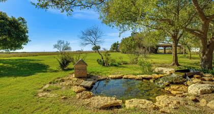30 Mi to Fort Worth: Rural Retreat w/ Patio!