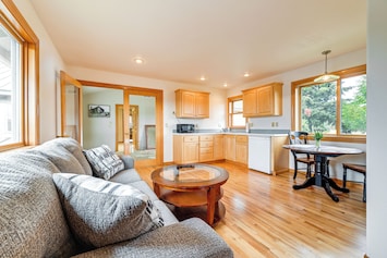 Oakland Vacation Rental | 1BR | 2BA | 3 Steps to Enter | 300 Sq Ft