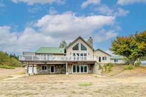 Exterior - Vineyard Farmhouse in Oakland w/ Hot Tub! (Oakland)