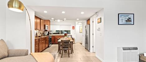 公寓客房 (3 Bedrooms) | 客廳 | 52-吋智慧型電視、數位頻道、電視