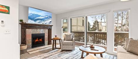 公寓客房 (3 Bedrooms) | 客廳 | 52-吋智慧型電視、數位頻道、電視