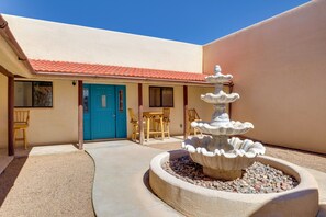 Terrace/patio - Desert Retreat in Golden Valley: Courtyard & Views (Golden Valley)