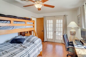 3 bedrooms, desk, internet, bed sheets - Desert Retreat in Golden Valley: Courtyard & Views (Golden Valley)