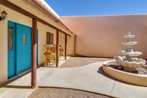 Terrace/patio - Desert Retreat in Golden Valley: Courtyard & Views (Golden Valley)