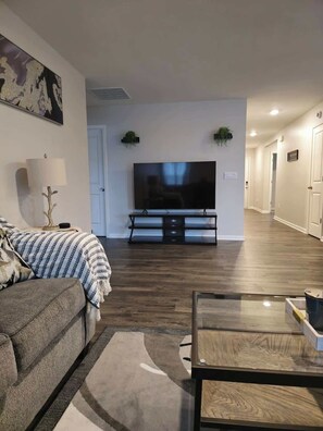 Smart TV, offices - Elizabethtown Charm (Elizabethtown)