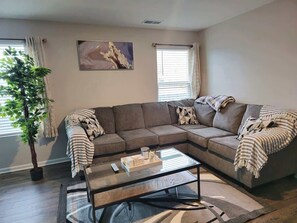 Smart TV, offices - Elizabethtown Charm (Elizabethtown)