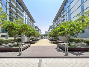 Property grounds - Massive 1BR w/ Pool, Gym & Kid`s Play Area (Dubai)