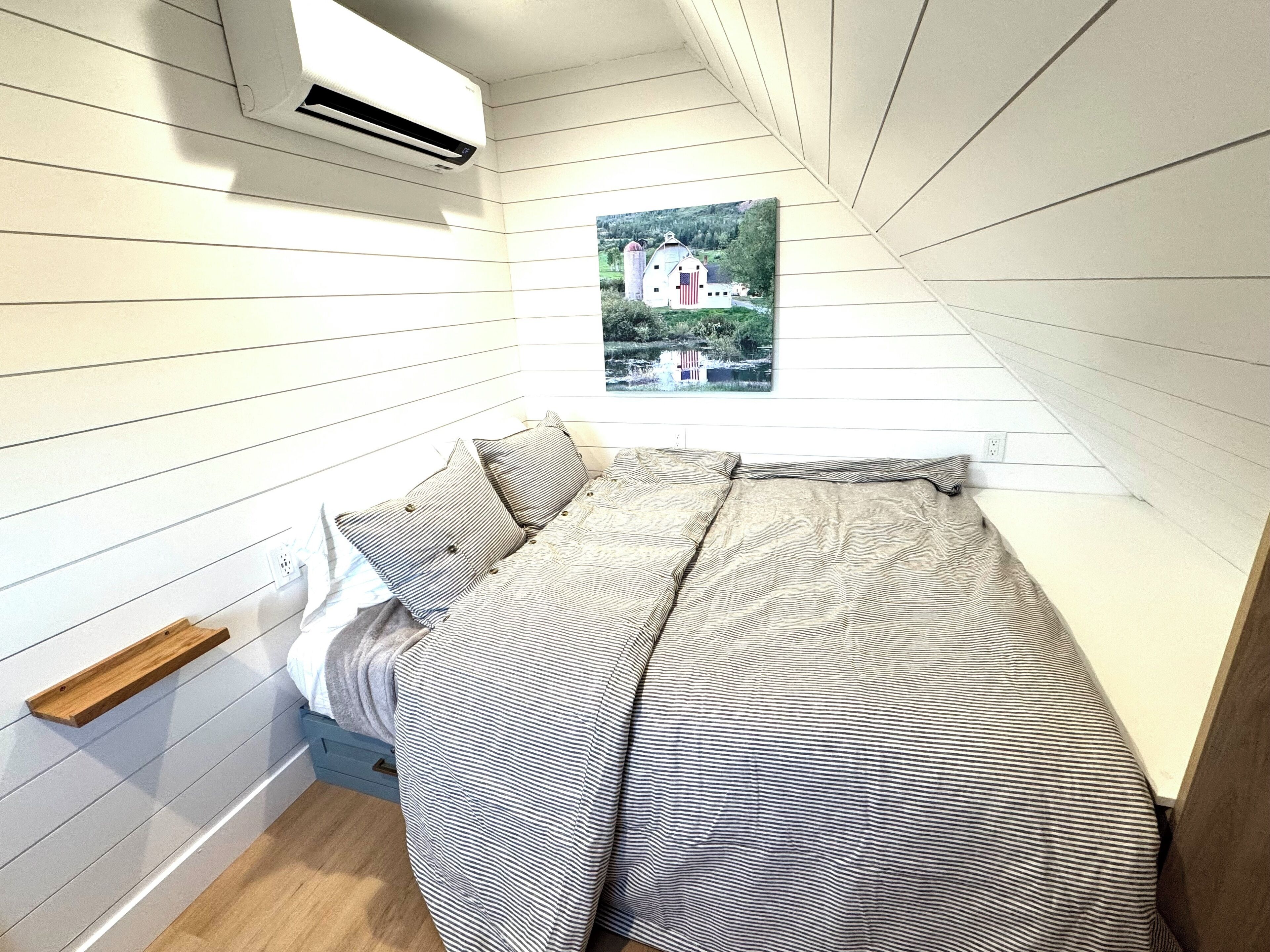 2 Schlafzimmer, Schreibtisch, Bügeleisen/Bügelbrett, Reisekinderbett